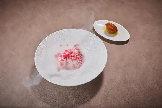 Teller mit Gericht, Ruby Schokolade – Kardamom Eis – Himbeere – Joghurt