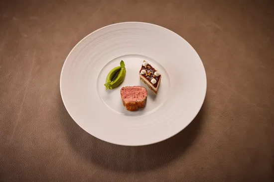 Teller mit Gerichten, Lamm aus der Maison Greffeuille – Rücken & Schulter – Kohlrabi – Erbse – Minze
