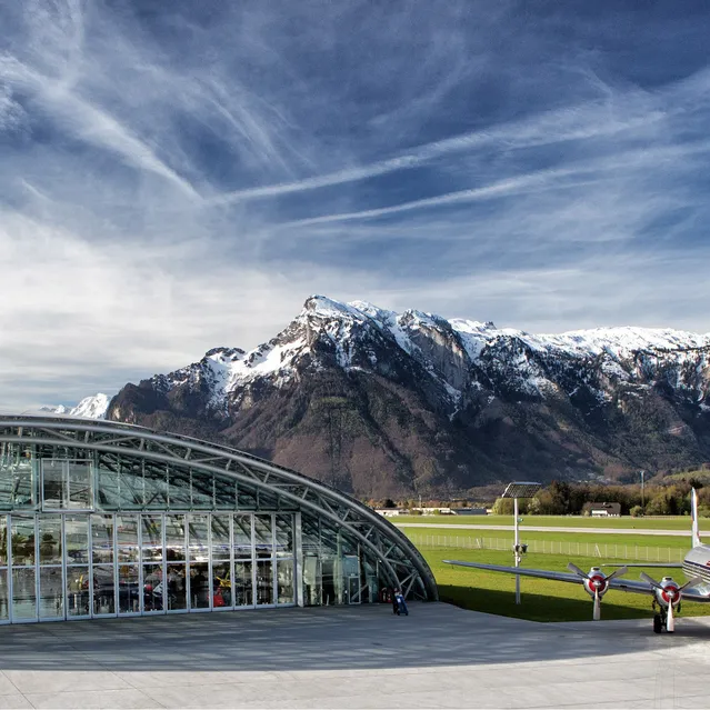 Hangar-7 Außenaufnahme mit der Douglas DC-6 am Flugplatz und dem Untersberg im Hintergund