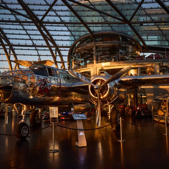 Innenansicht des Hangar-7 mit Glas-Stahl-Architektur und einem Flugzeug im Ausstellungsbereich