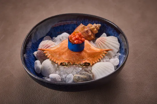 Plate with dish, Blue crab – Spirulina – Nori – Trout caviar