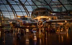 Innenansicht des Hangar-7 mit Glas-Stahl-Architektur und einem Flugzeug im Ausstellungsbereich