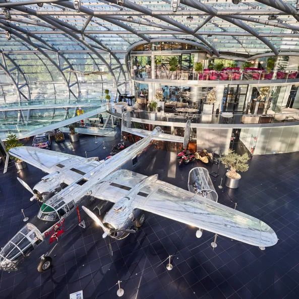 Innenansicht des Hangar-7 mit Glas-Stahl-Architektur und Ausstellungsexponaten