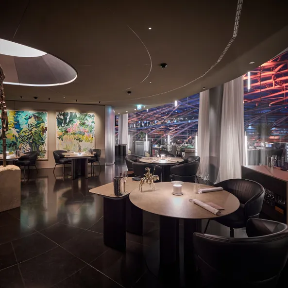 Restaurant Ikarus bei Nacht