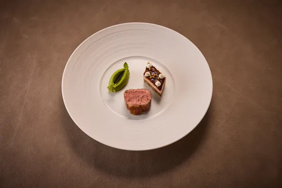 Plate with dish, Lamb from Maison Greffeuille – Loin & shoulder – Kohlrabi – Peas – Mint