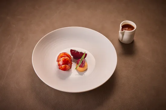 Plate with dish, Breton lobster – Beetroot – Chocolate – Ruby sauce