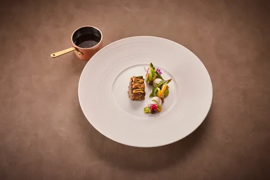Teller mit Gericht, Thai Wagyu Beef – Erdnuss – Gurke – Curry