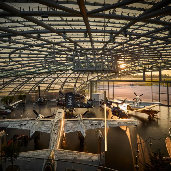 Sonnenuntergang im Red Bull Hangar-7 Architektur, Exponate, Flugzeuge, Boliden, Pflanzen 