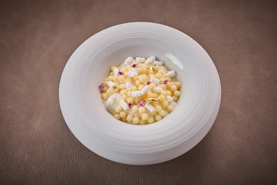 Plate with dish, Torrija Brioche – Vanilla – Galangal – Meringue – Brown butter