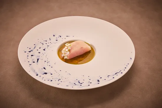Teller mit Gerichten, Hamachi – Yuzu – Birne – Wasabiblüte